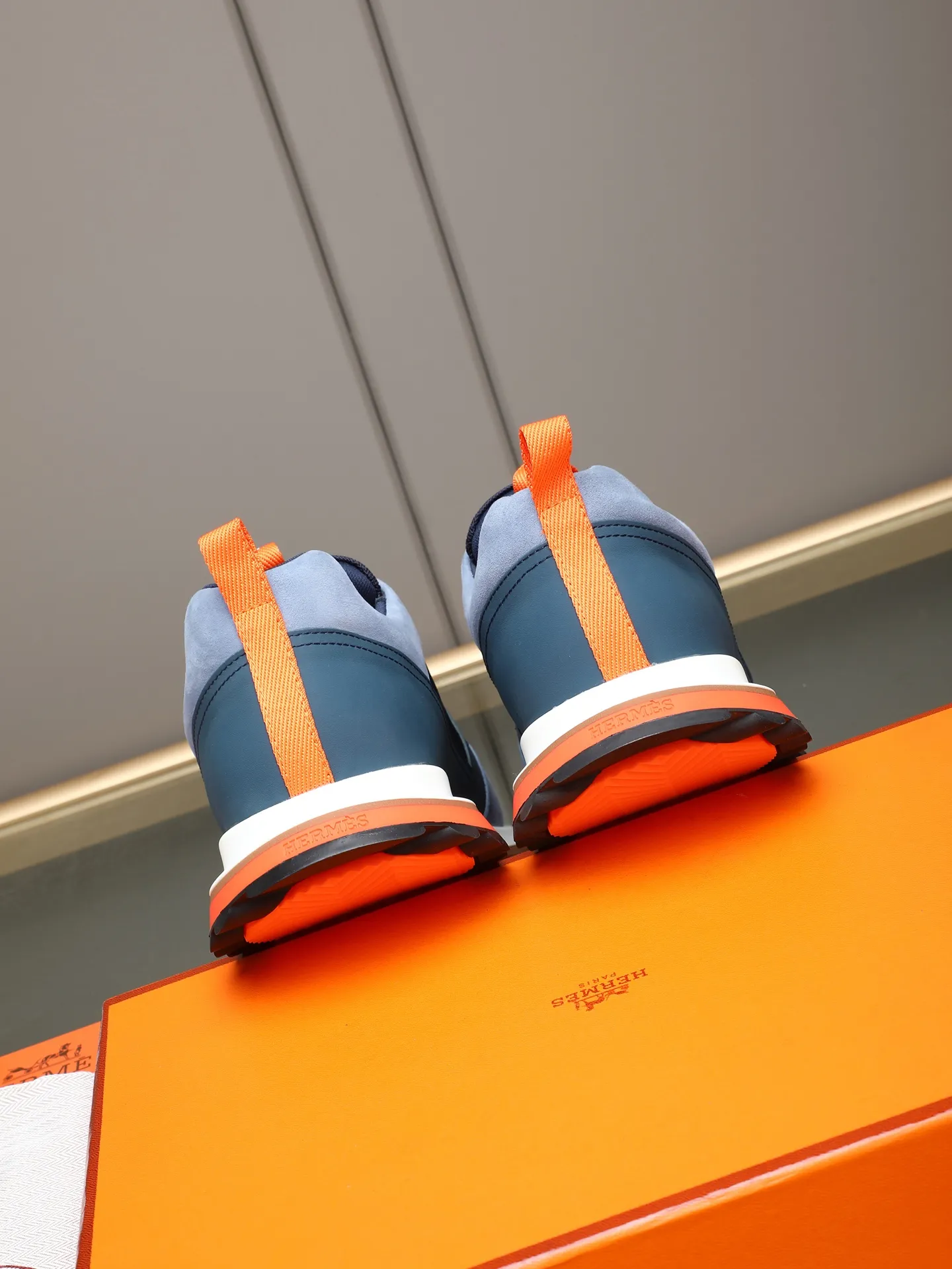 PP680【Hermes】fe new arrival~New Bouncing sneakers are the most comfortable shoes from Hermès. They are extremely light on the feet and look great. You won’t feel tired even when you go shopping and running around. 👍Very light and comfortable. Extremely light. Perfect for both sports and leisure. They feel great when you step on them! It’s up to you to choose, there’s always what you want~ ✔️Fabric: Imported first-layer cowhide ✔️Inner lining: Imported water-dyed cowhide ✔️Outsole: Seamless combination of IP+TPU (multi-color letters) German technology irradiation machine ✔️Code number: Male 38-44 (45 customized)
